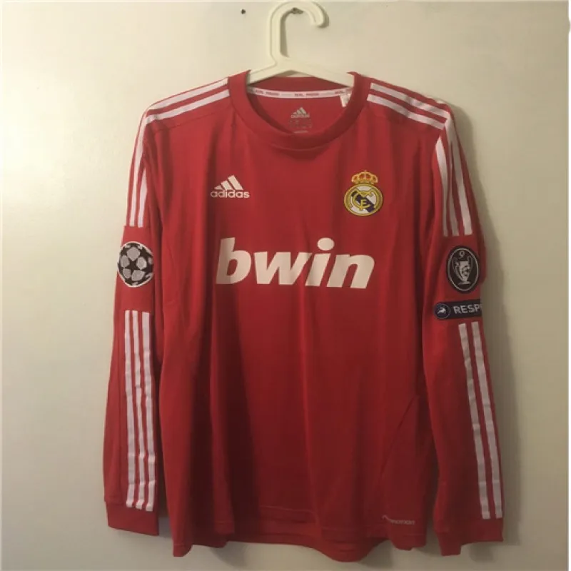 Real Madrid Langärmeliges Retro-Drittes Trikot Nr.10 von Mesut Özil 2011/12 - Rot