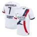 Set del kit de fuera de casa 2024/25 para niños de Paris Saint - Germain que viste Khvicha Kvaratskhelia - Blanco​