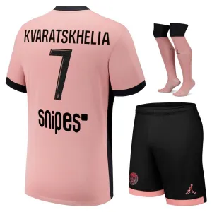 Set del tercer kit para niños de Paris Saint - Germain 2024/25 que viste Khvicha Kvaratskhelia - Rosa