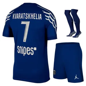 Set del cuarto kit para niños de Paris Saint - Germain 2024/25 que viste Khvicha Kvaratskhelia - Azul​