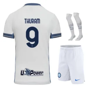 Le kit d'enfant de l'extérieur 2024/25 de l'Inter Milan de Marcus Thuram - Blanc
