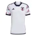 Die Fan-Version des weißen Auswärtstrikots der japanischen Nationalmannschaft bei der FIFA Weltmeisterschaft 2022.