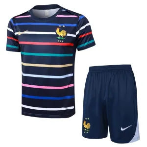 Das Trainingsanzug und die Shorts der französischen Nationalmannschaft für die Saison 2024/25 - blaues Muster.