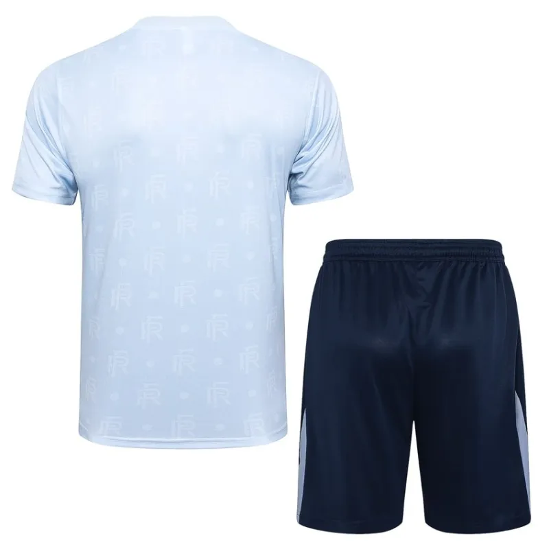 El traje de entrenamiento y los pantalones cortos de la selección nacional francesa para la temporada 2024/25 - blanco claro.