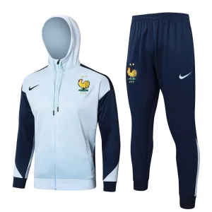 Die kapuzenhaltige Sportkleidung und die Hosen der französischen Nationalmannschaft für die Saison 2024/25 - weiß/blau.
