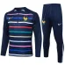 Die Sportkleidung und die Hosen der französischen Nationalmannschaft für die Saison 2024/25 - mit blauen Mustern