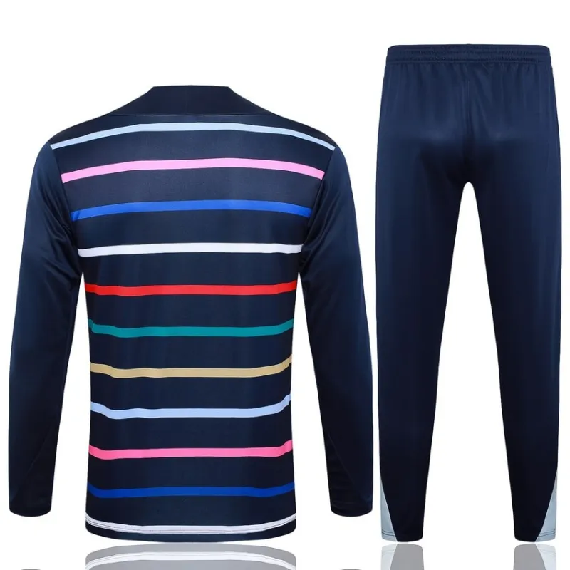 Die Sportkleidung und die Hosen der französischen Nationalmannschaft für die Saison 2024/25 - mit blauen Mustern