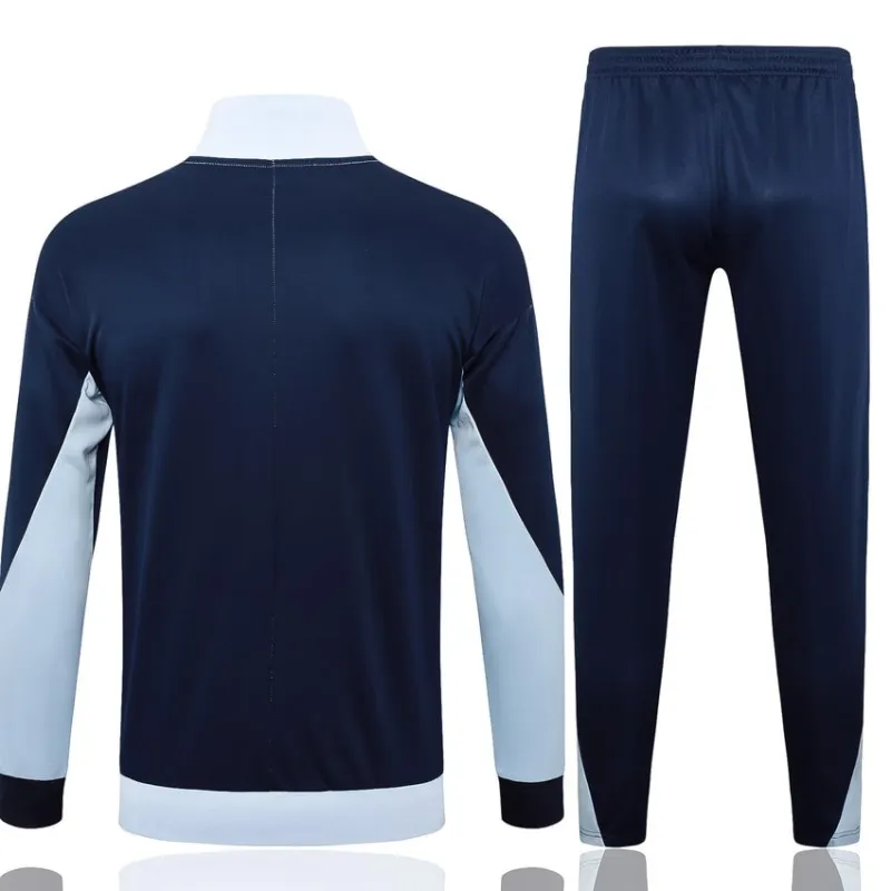 Die Sportjacke und die Hosen der französischen Nationalmannschaft 2024/25 - weiß