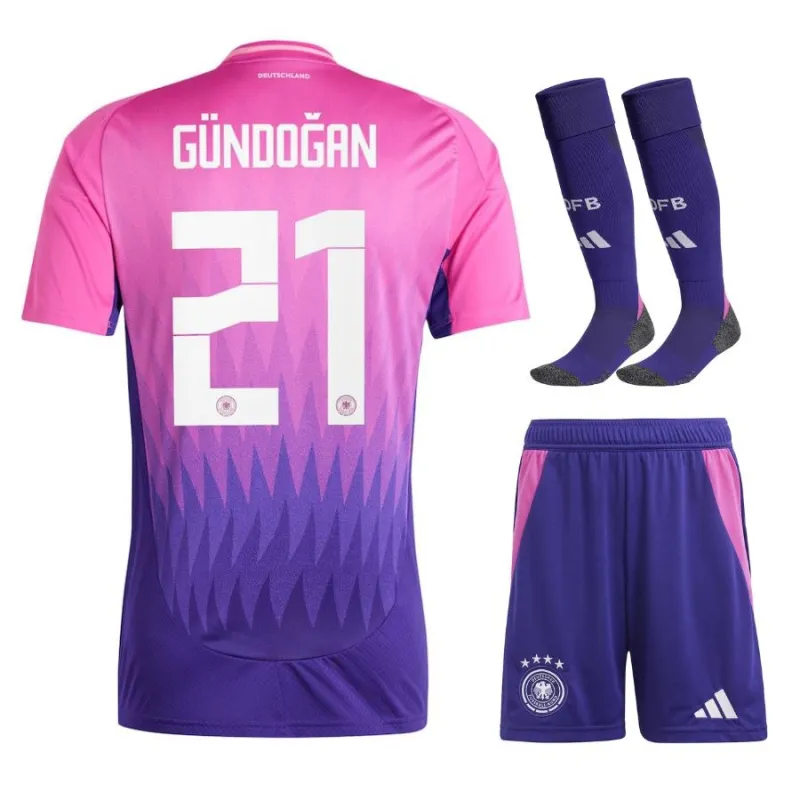 El kit para niños de visitante de Ilkay Gündoğan 2024/25 - Rosa